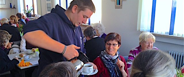 Projekttag: 9a verwöhnt Senioren im Café „Impuls“