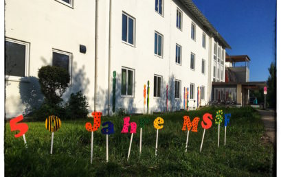 Buchstaben-Kunst: 6a würdigt 50-jähirges Bestehen der Schule mit Schriftzug
