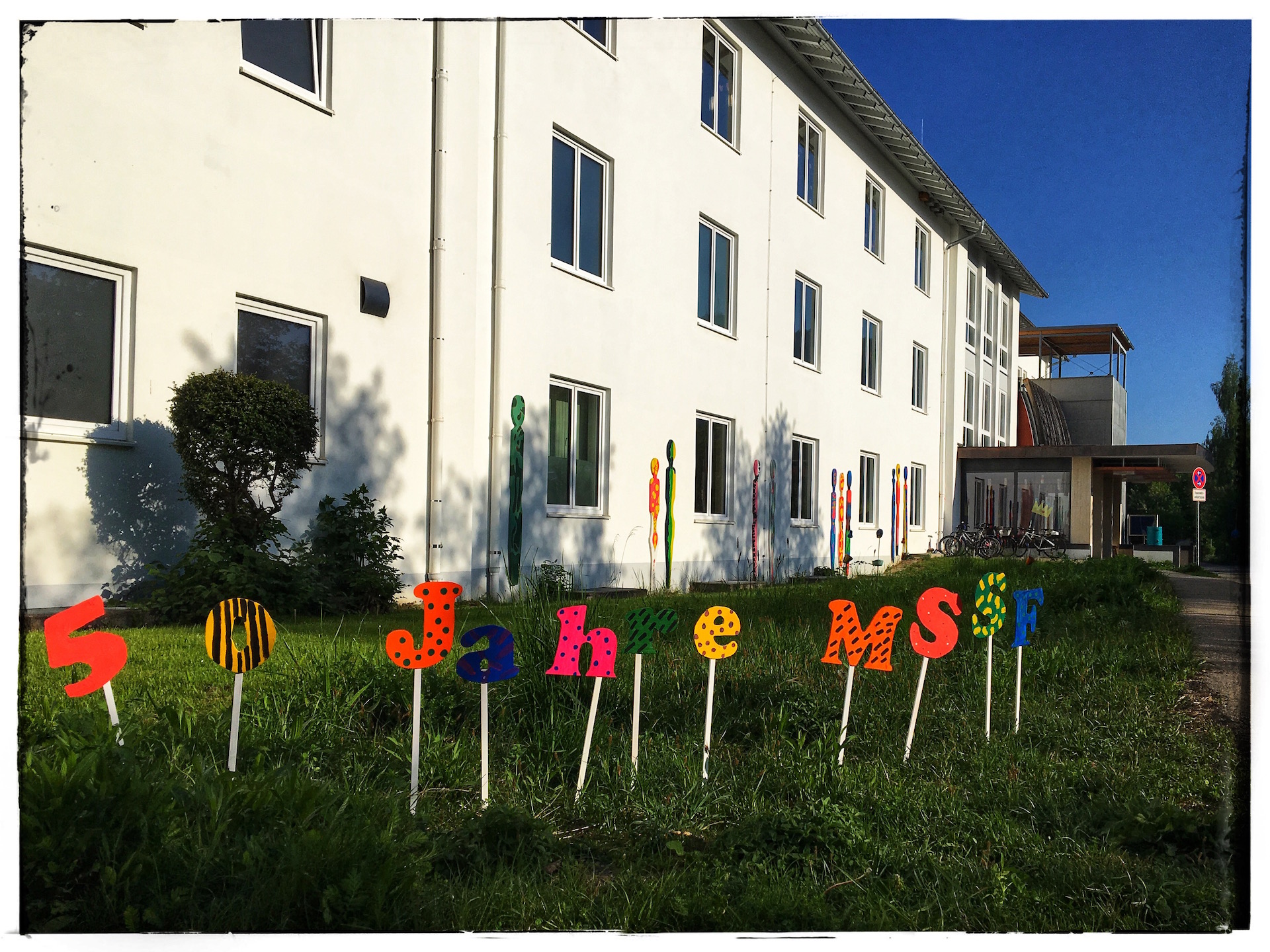 Buchstaben-Kunst: 6a würdigt 50-jähirges Bestehen der Schule mit Schriftzug